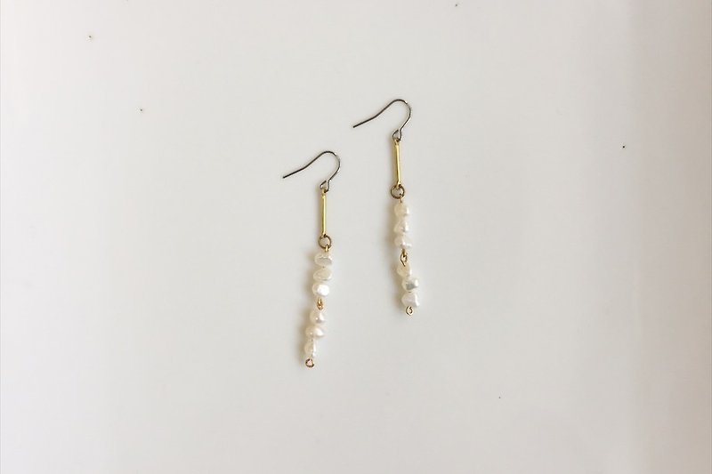 双 长黄铜珍珠造型耳环 - 耳环/耳夹 - 其他金属 白色