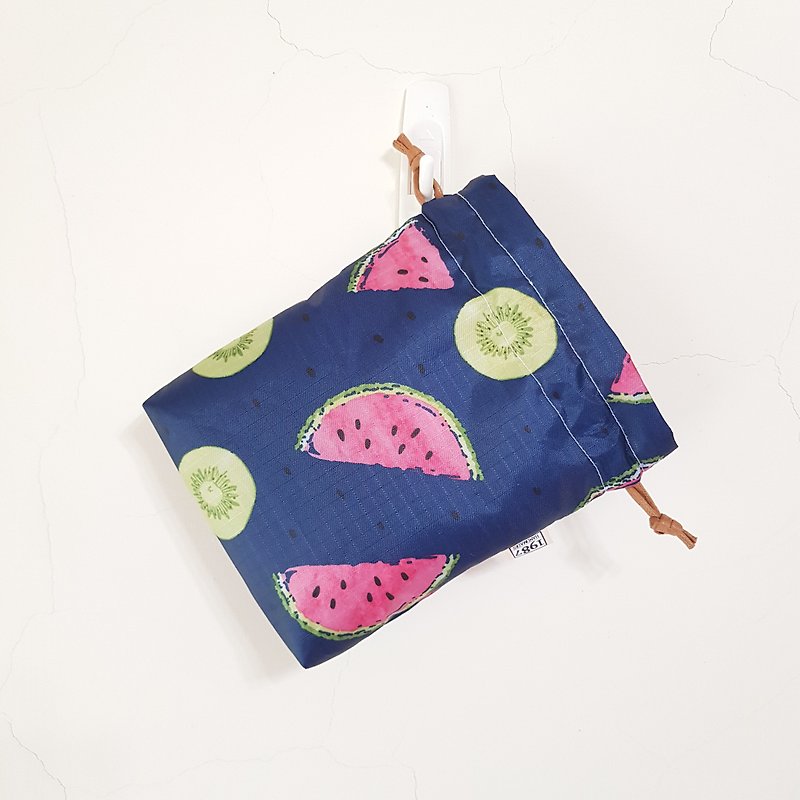 【夏日西瓜】 束口袋 收纳袋 随身包 圣诞交换礼物 - 化妆包/杂物包 - 防水材质 蓝色