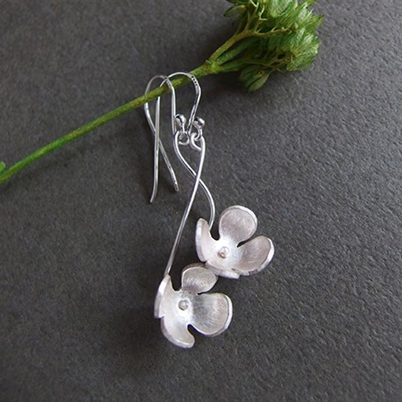 生如夏花 花朵 纯银 不对衬耳环 - 耳环/耳夹 - 其他金属 白色