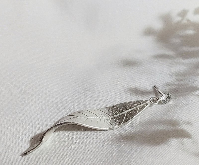 【自然叶脉系列--风起】 叶子耳环 单耳 925纯银 时尚 波浪 手作 - 耳环/耳夹 - 纯银 白色