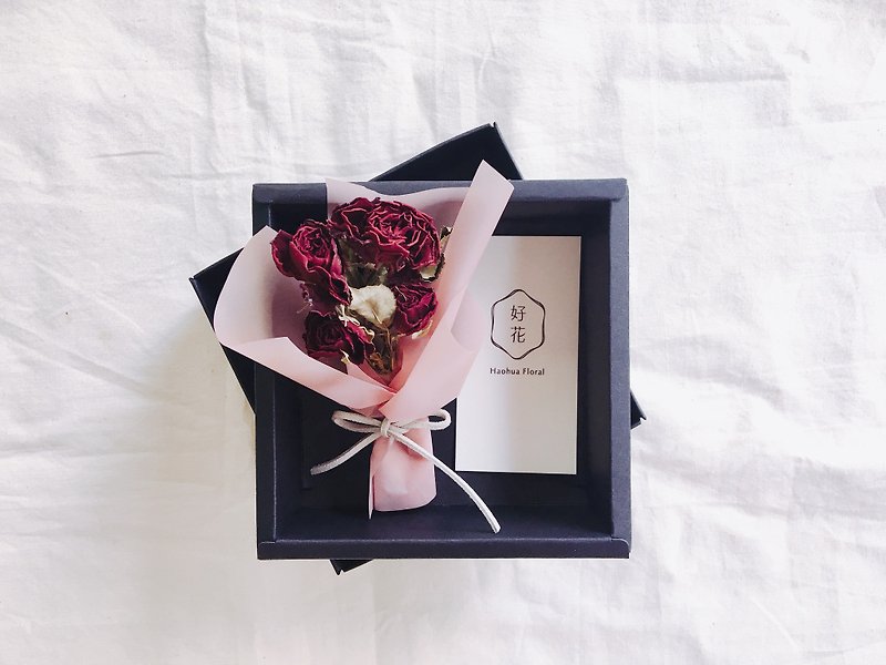 【好花】干燥玫瑰迷你花束 情人节花束(单束附牛皮黑卡盒)-红玫瑰 - 植栽/盆栽 - 植物．花 红色