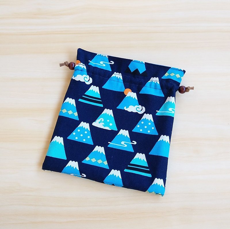 富士山(深蓝底)束口袋 收纳袋 化妆包 - 化妆包/杂物包 - 棉．麻 蓝色