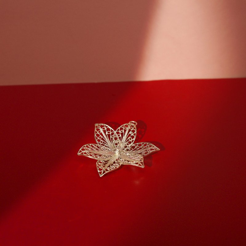 Poinsettia flower necklace Handmade Silver Filigree AG999 | Jewelry Art Studio - 项链 - 银 银色