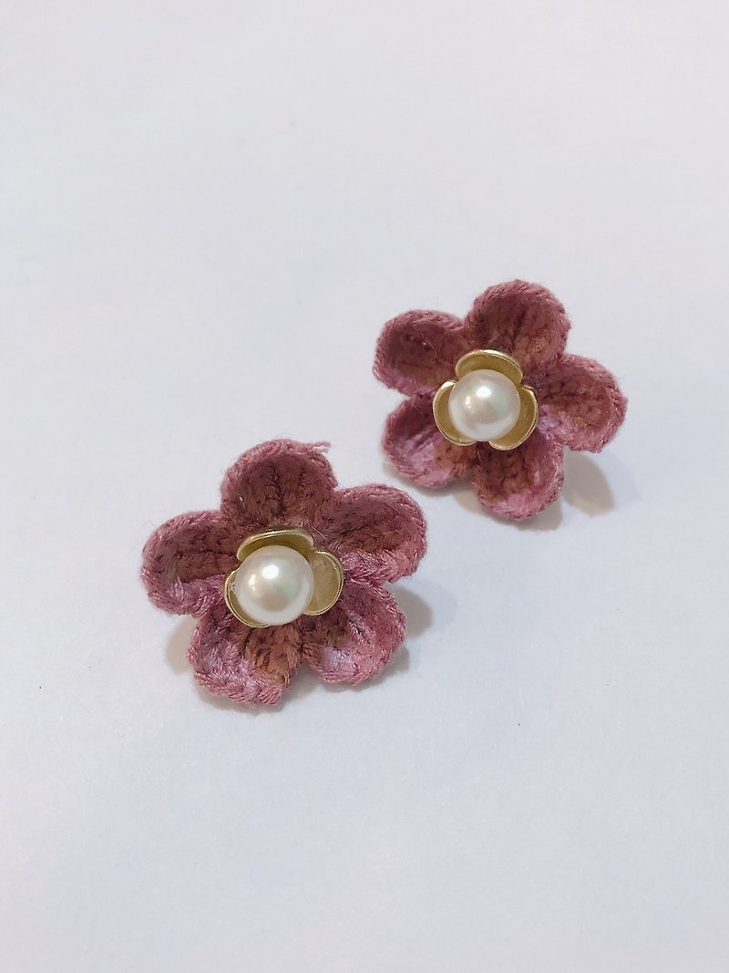 【栗子花】珍珠编织花耳环 - 耳环/耳夹 - 聚酯纤维 粉红色
