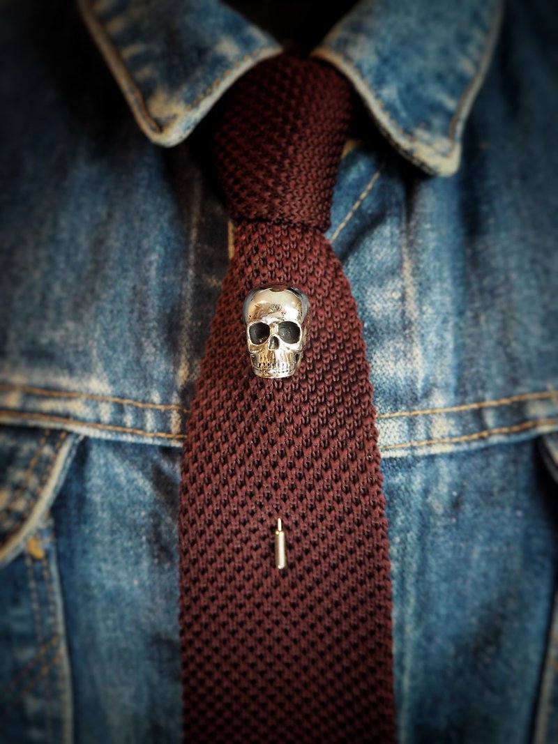 Skull Lapel Pin in White Bronze. - 胸针 - 其他金属 银色