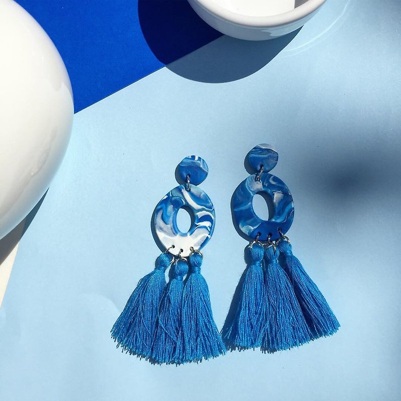 Hand made polymer clay earrings Freeform Blue marble with tassel - 耳环/耳夹 - 其他材质 多色
