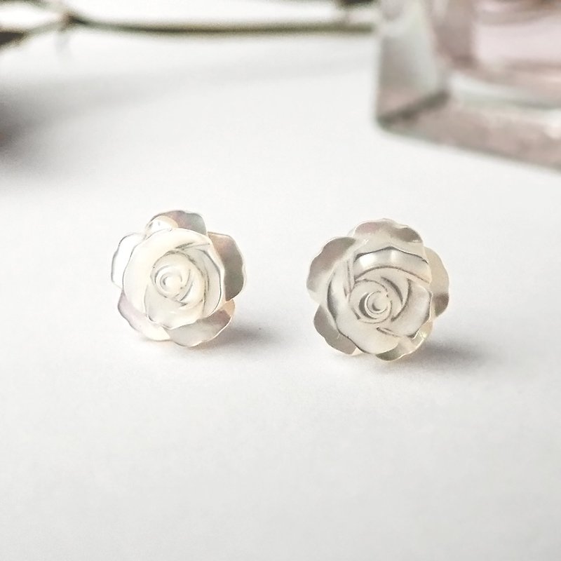 限量一件 - 浪漫玫瑰雕刻贝壳纯银耳环.象牙白色 - 耳环/耳夹 - 贝壳 白色