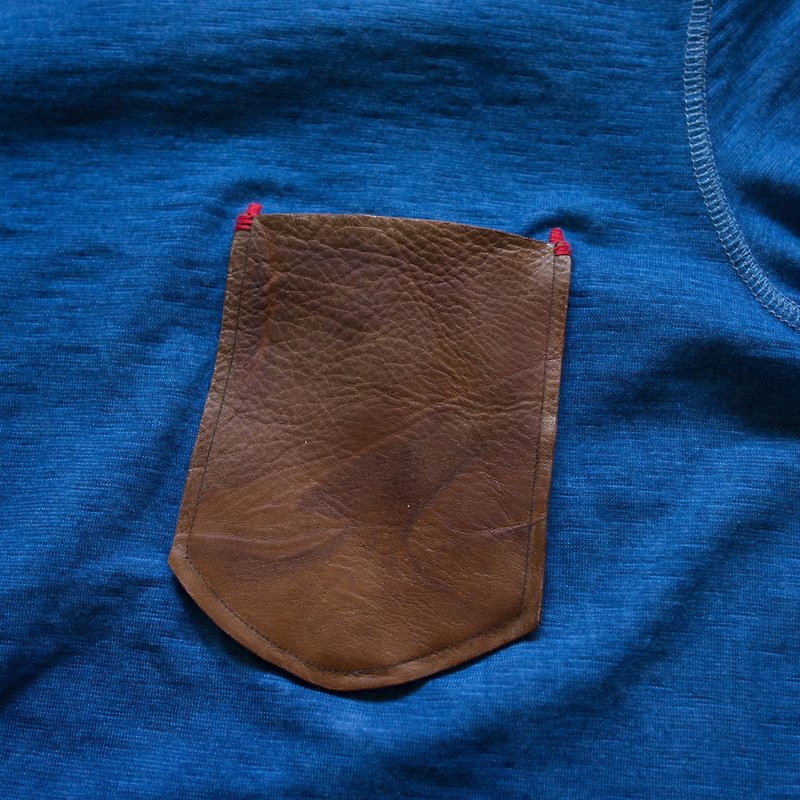 貮们 ‘INDIGO植物染皮革口袋短袖T恤MAN08’尺寸L号 - 男装上衣/T 恤 - 棉．麻 蓝色