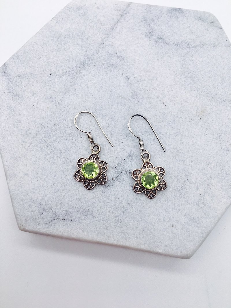 橄榄石925纯银小花设计耳环 尼泊尔手工镶嵌制作 - 耳环/耳夹 - 宝石 绿色