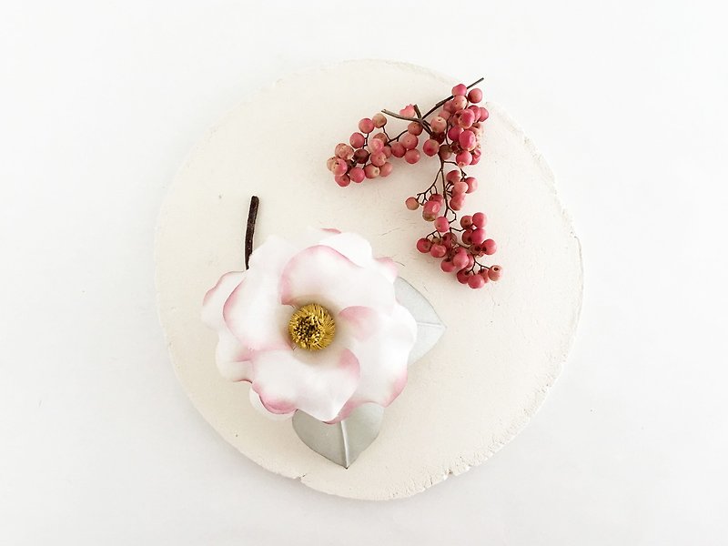 Corsage 咲椿　白×ピンク - 胸针 - 丝．绢 白色