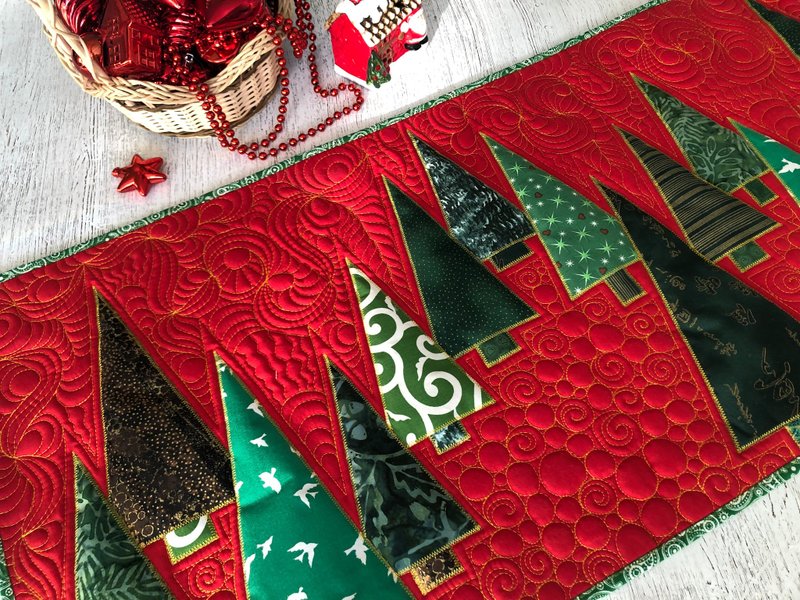 Quilted Christmas green trees table runner, Xmas quilted items, Red bed topper - 餐垫/桌巾 - 棉．麻 红色