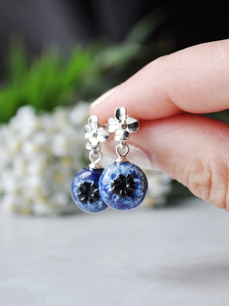 Blueberry earrings Flower silver ear studs Little gift for girl Fruit jewelry - 耳环/耳夹 - 玻璃 蓝色