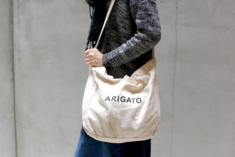 OMAKE Arigato帆布2way包（白色） - 侧背包/斜挎包 - 棉．麻 白色