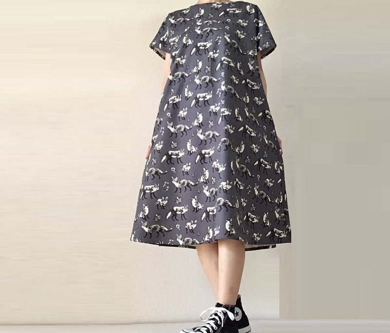 キツネ　モノトーンのフレアワンピース　半袖　ダークグレー - 洋装/连衣裙 - 棉．麻 灰色