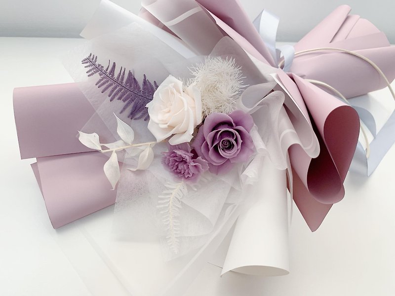 永生花花束--含康乃馨款--梦幻紫白 (附赠提袋、灯串) - 干燥花/捧花 - 植物．花 紫色