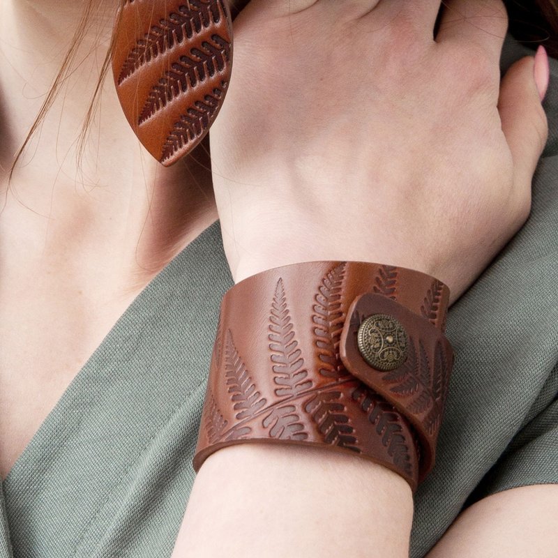 Brown Leather Cuff Bracelet for Women with Fern Ornament, Width 2 1/3 Inches - 手链/手环 - 真皮 咖啡色