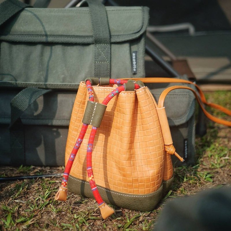 【春猪亲子包系列】 夏日格纹编织小桶包 子款 - 侧背包/斜挎包 - 真皮 黄色