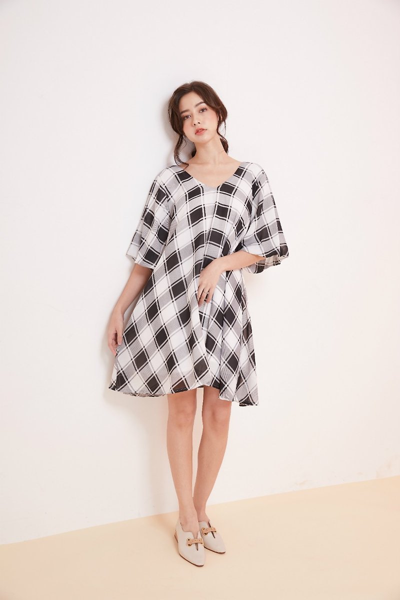 【Off-Season Sales】Plaid V neck dress (black) - 洋装/连衣裙 - 棉．麻 黑色