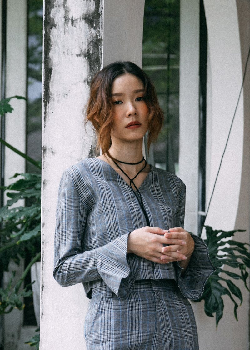 COOL GREY CHECK PLAID V NECK CROP TOP BLOUSE WITH FLARE LONG SLEEVE - 女装上衣 - 其他材质 灰色