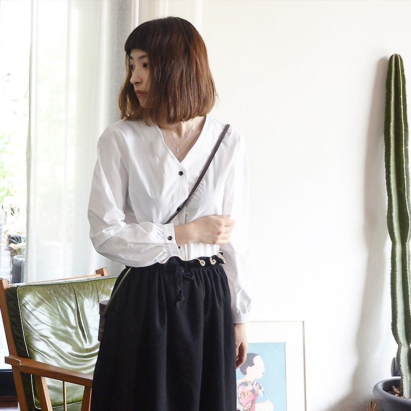 法式复古V领极简白衬衣|衬衣|V领|高支棉|独立品牌|Sora-34 - 女装衬衫 - 棉．麻 白色