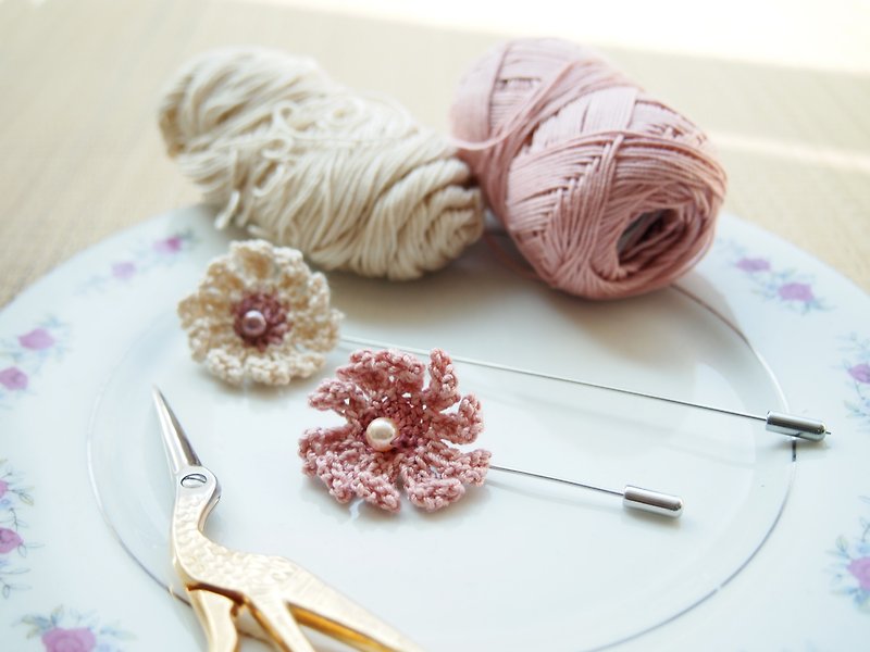法式粉红人造珍珠配米白蕾丝线人手编织花系胸针 BB046 - 胸针 - 绣线 白色