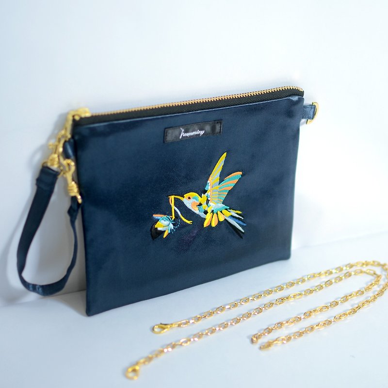 humming-送花礼的蜂鸟 Embroidery Bag 两用刺绣链包-蓝宝石 - 手拿包 - 绣线 蓝色