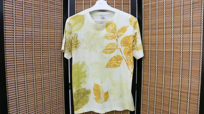 short sleeve t-shirt natural leaf pattern eco printing.