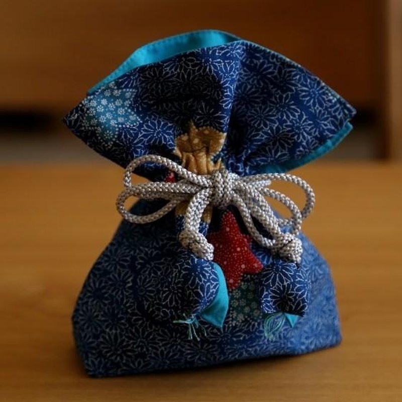 青空色の菊文様　めでた尽くしの幸せ巾着　FUGURO - 化妆包/杂物包 - 棉．麻 蓝色