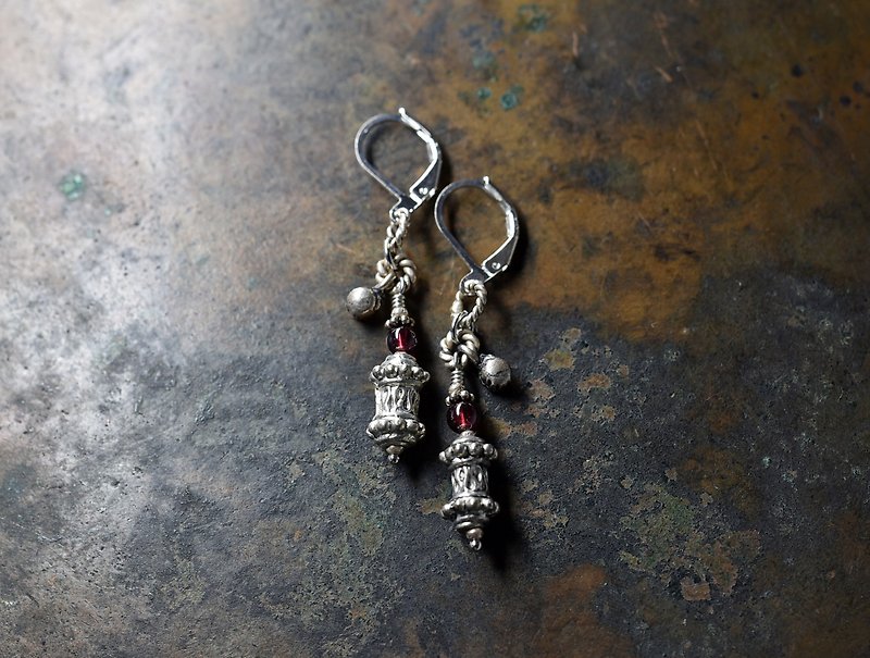 其他金属 耳环/耳夹 银色 - Indian pewter delicate parts and garnet, small Indian bell ring earrings