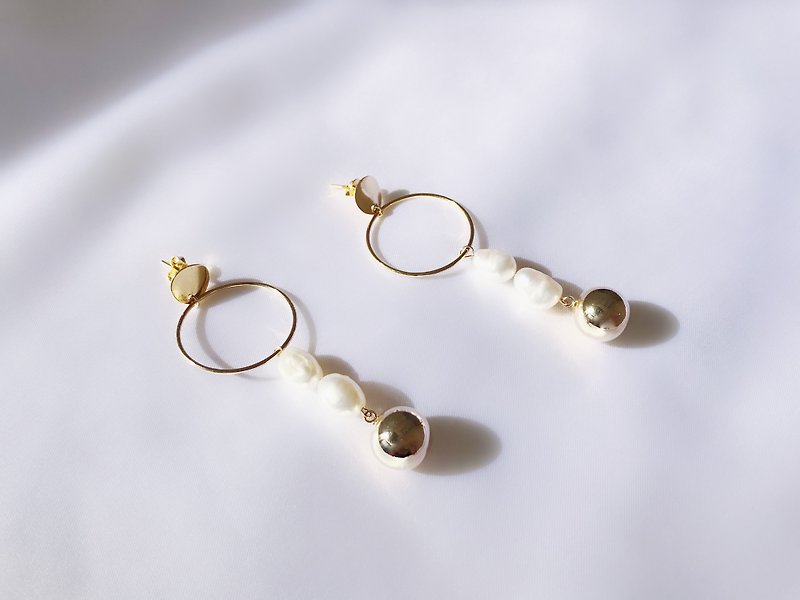 LESIS Circle and Ball Earrings - 耳环/耳夹 - 其他材质 金色