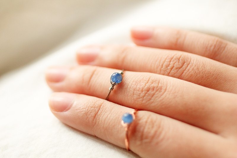 9月诞生石 -  4mm蓝晶铜线戒指 钛色 - 戒指 - 宝石 蓝色