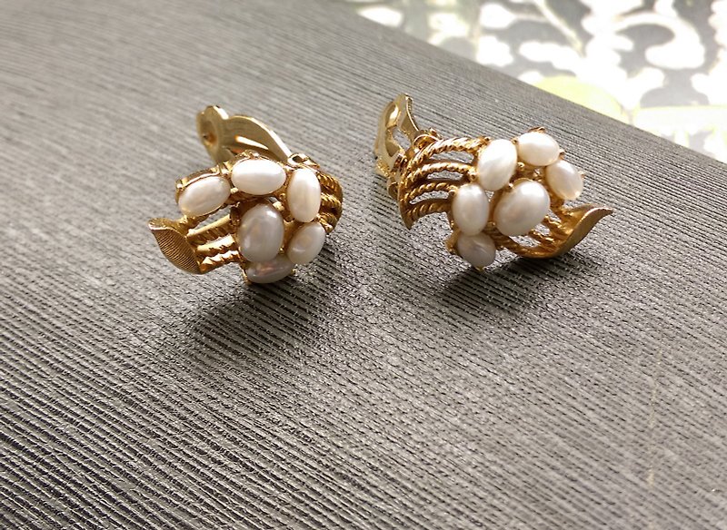 【西洋古董饰品/年代老件】 1970's TRIFARI  珍珠蛋优雅夹式耳环 - 耳环/耳夹 - 其他金属 金色