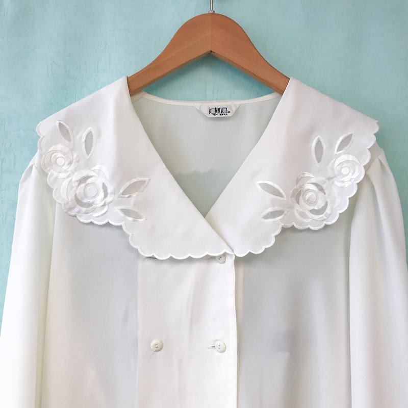 …｛橡子女孩::古着上衣｝素白色刺绣玫瑰大领口长袖衬衫 - 女装衬衫 - 聚酯纤维 白色