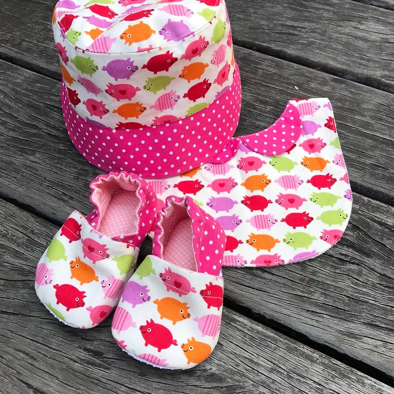 小猪猪弥月礼盒-学步鞋+围兜+帽子 - 满月礼盒 - 棉．麻 粉红色