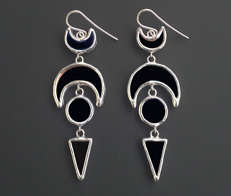 Long stained glass black earrings with mirror crescent - 耳环/耳夹 - 玻璃 黑色