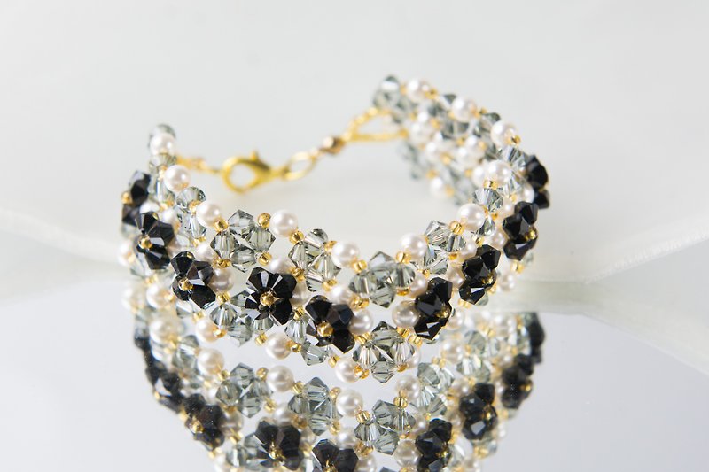 White and black swarovski pearl bracelet, 7.5 inches and 2 inches chain - 手链/手环 - 水晶 黑色