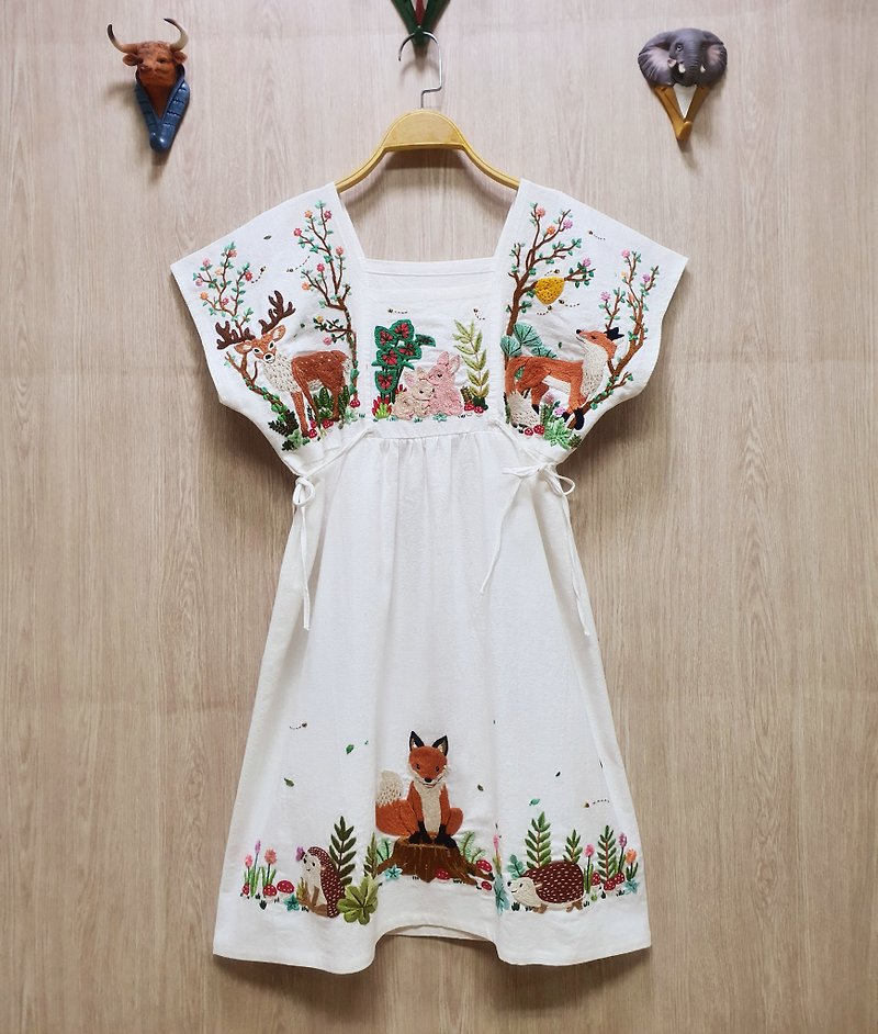 手工刺绣连衣裙、棉布、刺猬、狐狸、鹿、兔、丛林 - 洋装/连衣裙 - 绣线 白色