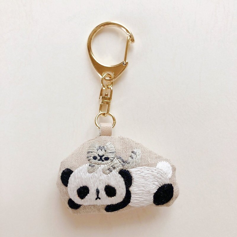 大熊猫和猫刺绣钥匙串 - 胸针 - 绣线 卡其色