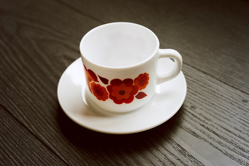 Arcopal FranceーLotus系列古董牛奶玻璃杯盘组 - 红x橘 /法国制 - 咖啡杯/马克杯 - 其他材质 红色