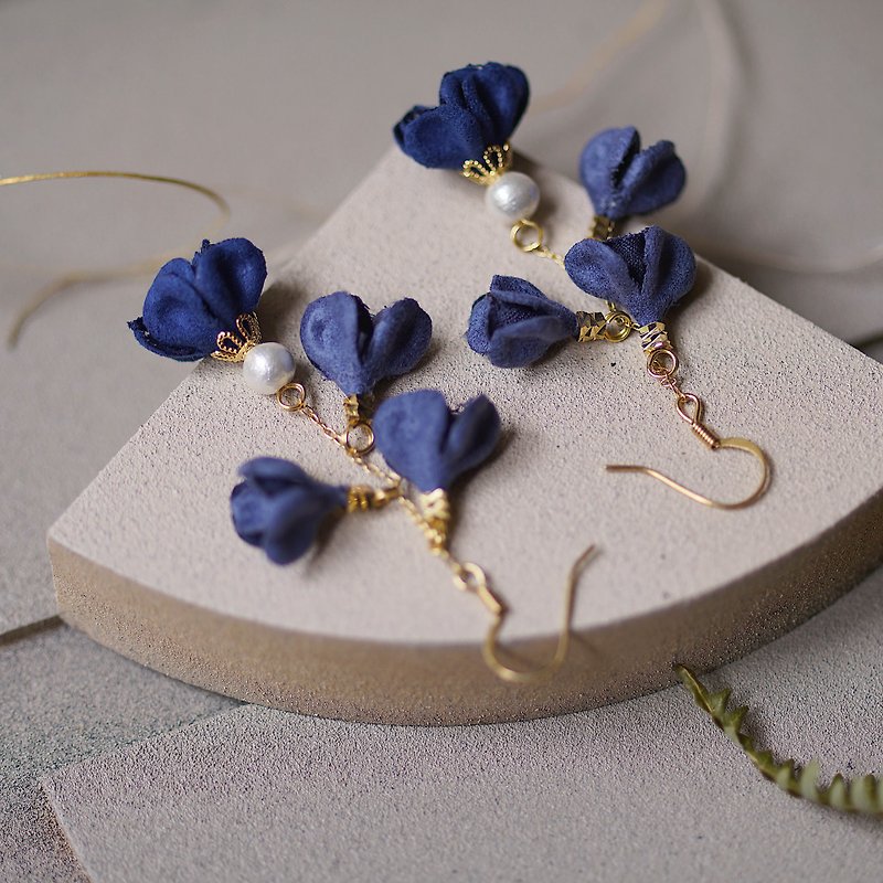 Uffizi 洒落深蓝花朵小珍珠花串耳环