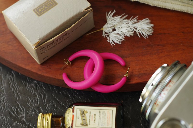 AA- Vintage 粉红塑料圈圈C形针式耳环 Avon 含原装盒 P149 - 耳环/耳夹 - 其他金属 粉红色