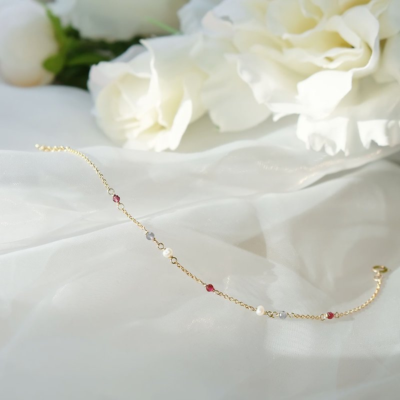 <Beau 轻珠宝>14K包金手链(红石榴/堇青石/天然珍珠)-奼紫嫣红 - 手链/手环 - 半宝石 红色