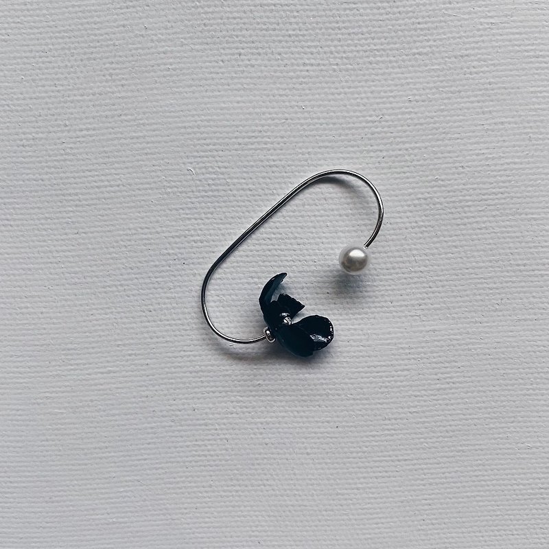 花朵珍珠耳扣－黑/白 两色 - 耳环/耳夹 - 其他金属 黑色