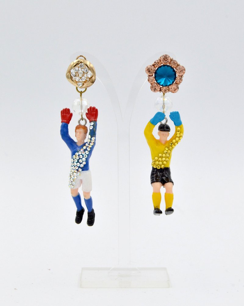 TIMBEE LO 足球守门员 缀水晶耳环 蓝色 黄色 世界杯必备  - 耳环/耳夹 - 其他材质 多色