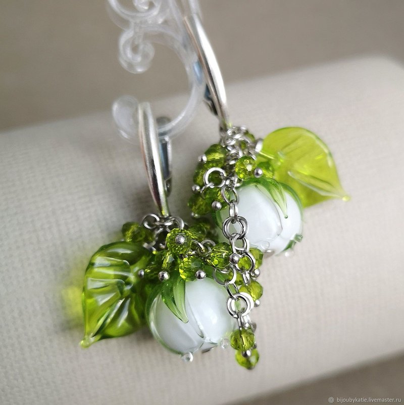 Birth Flower Earring, May Birth Earrings, White Glass Flower Earrings - 耳环/耳夹 - 玻璃 白色
