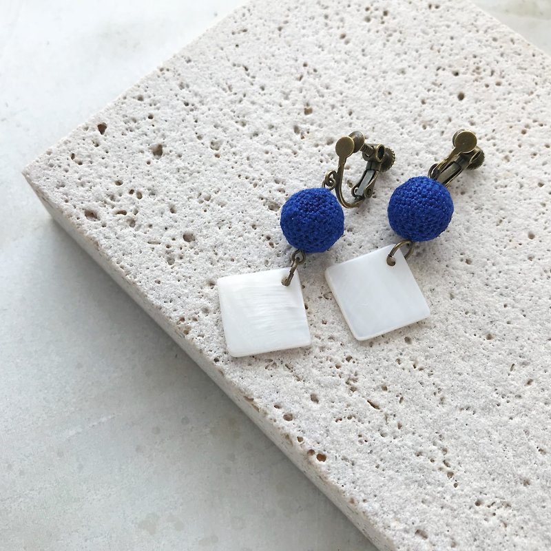 &quot;Blue and white&quot; linen crochet balls and shell earrings / earrings