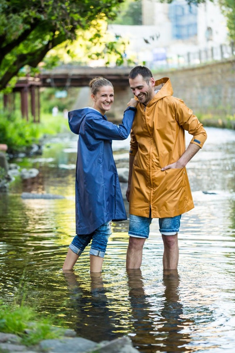 Unisex lightweight raincoat with two FRONT pockets