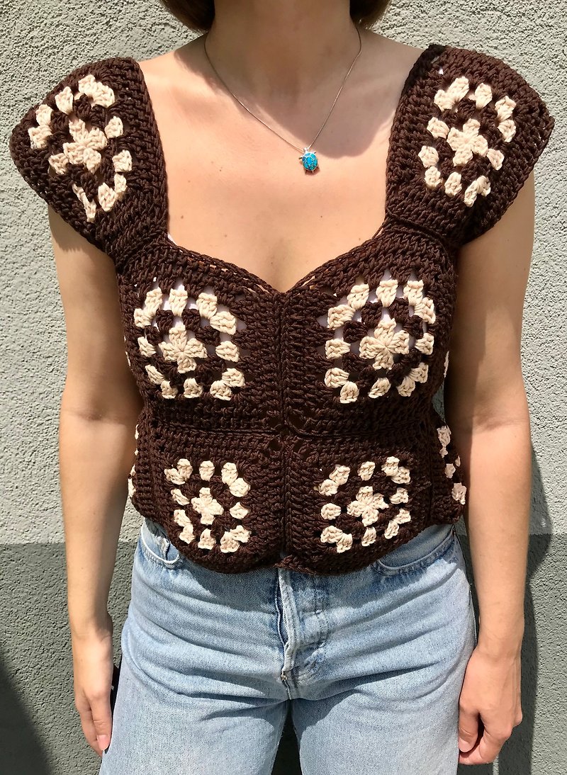 Crocheted cotton crop top in granny square technique - 女装上衣 - 棉．麻 咖啡色