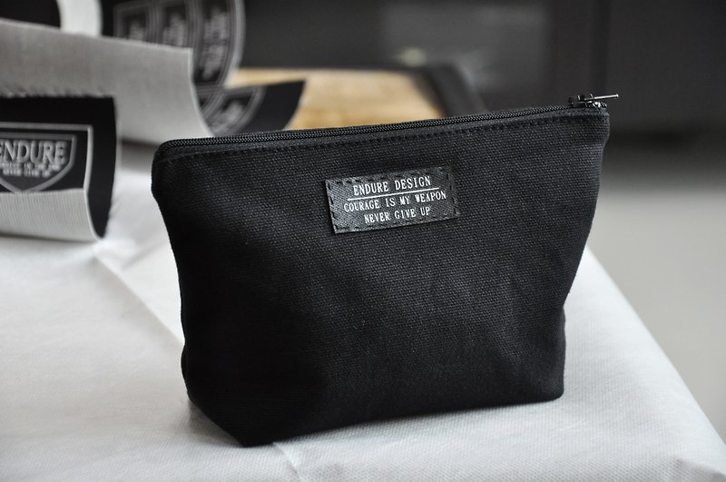 Female cosmetic bag - 化妆包/杂物包 - 棉．麻 黑色