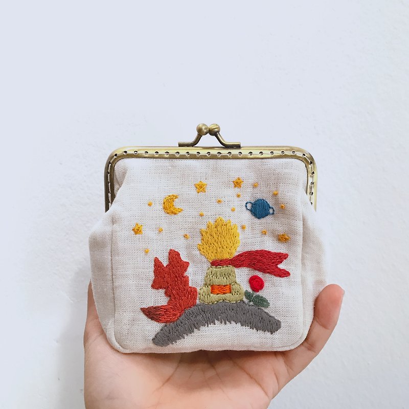 Hand embroidery Little Prince key chain - 零钱包 - 棉．麻 白色